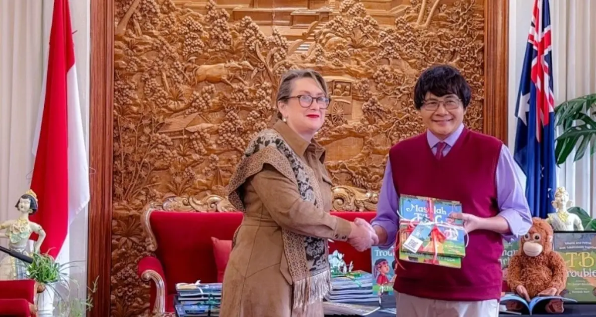 Kedutaan Besar Republik Indonesia (KBRI) Canberra resmi meluncurkan buku anak dwibahasa berjudul Masalah Tuberkulosis (TB Trouble), beserta buku aktivitas pendampingnya. Karya literasi ini merupakan tulisan dari Susan Neuhaus, yang diperkenalkan secara publik di Wisma Duta RI Canberra, Australia. (foto : kemendikdasmen.go.id)