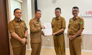 Pemerintah Kabupaten (Pemkab) Muba resmi menunjuk Staf Ahli Bupati Bidang Pembangunan, Akhmad Toyibir, sebagai Pelaksana Tugas (Plt.) Asisten Bidang Perekonomian dan Pembangunan. (MUSINEWS.ID/TRI) Pemerintah Kabupaten (Pemkab) Muba resmi menunjuk Staf Ahli Bupati Bidang Pembangunan, Akhmad Toyibir, sebagai Pelaksana Tugas (Plt.) Asisten Bidang Perekonomian dan Pembangunan. (MUSINEWS.ID/TRI)