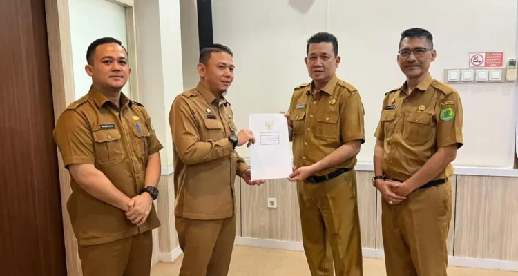 Pemerintah Kabupaten (Pemkab) Muba resmi menunjuk Staf Ahli Bupati Bidang Pembangunan, Akhmad Toyibir, sebagai Pelaksana Tugas (Plt.) Asisten Bidang Perekonomian dan Pembangunan. (MUSINEWS.ID/TRI)