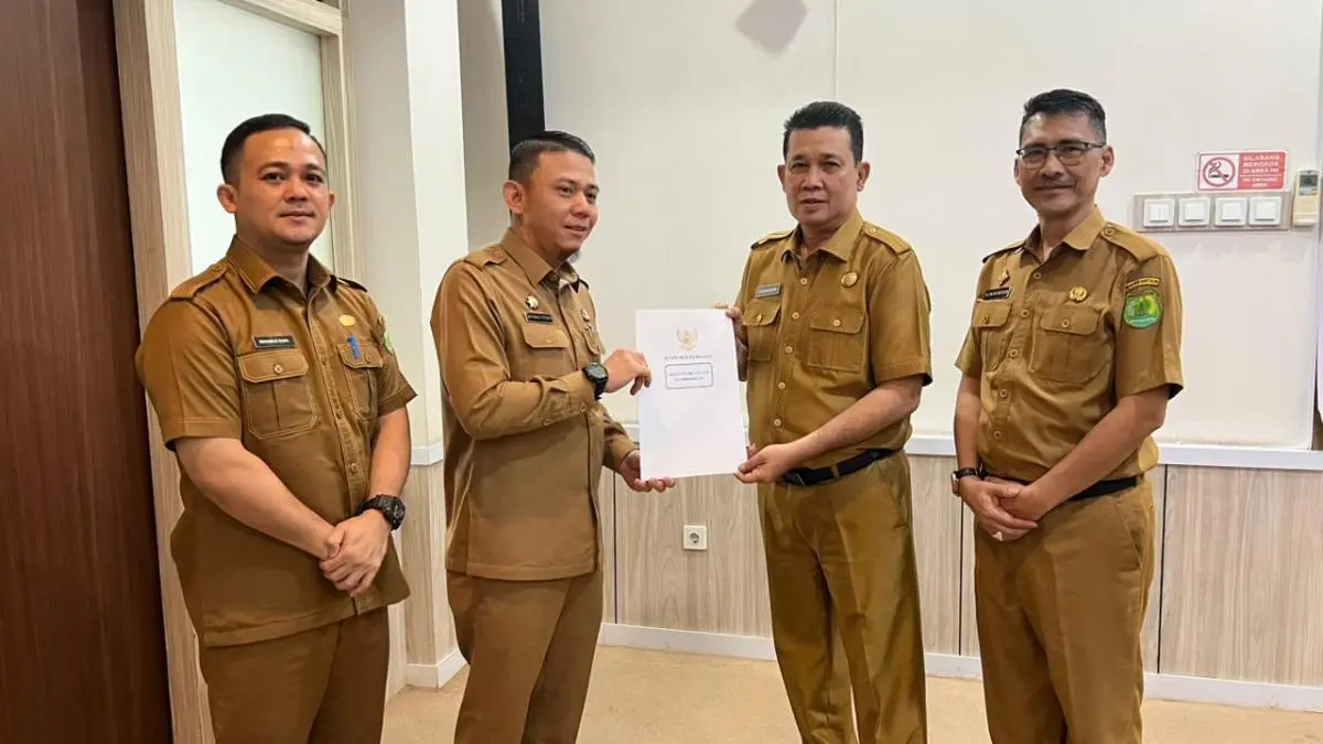 Pemerintah Kabupaten (Pemkab) Muba resmi menunjuk Staf Ahli Bupati Bidang Pembangunan, Akhmad Toyibir, sebagai Pelaksana Tugas (Plt.) Asisten Bidang Perekonomian dan Pembangunan. (MUSINEWS.ID/TRI)