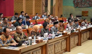 Menteri Pendidikan Dasar dan Menengah Republik Indonesia, Abdul Mu'ti, mengikuti Rapat Kerja dengan Komisi X DPR RI. (foto : kemendikdasmen.go.id)