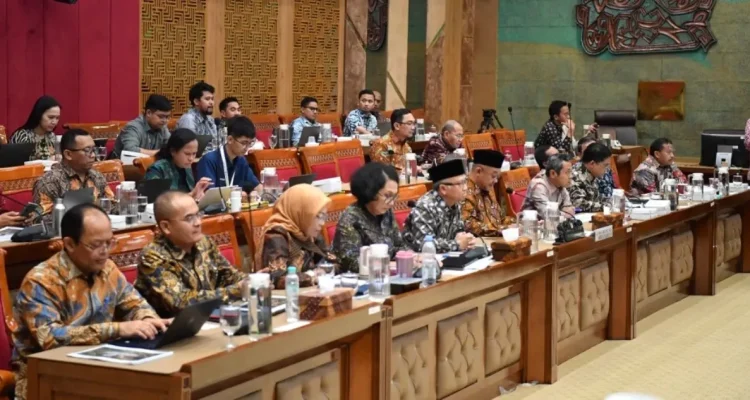 Menteri Pendidikan Dasar dan Menengah Republik Indonesia, Abdul Mu'ti, mengikuti Rapat Kerja dengan Komisi X DPR RI. (foto : kemendikdasmen.go.id)