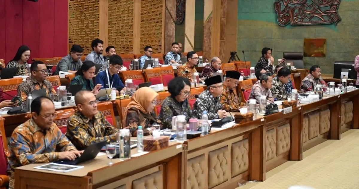 Menteri Pendidikan Dasar dan Menengah Republik Indonesia, Abdul Mu'ti, mengikuti Rapat Kerja dengan Komisi X DPR RI. (foto : kemendikdasmen.go.id)