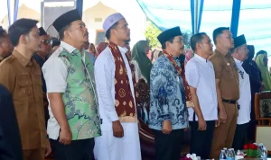 Wabup Kabupaten Muba, Abdur Rohman Husen, menghadiri agenda Haflah Akhirussanah dan Wisuda Tahfizh ke-2 Ponpes Darul Qur'an Al Madani. Prosesi kelulusan para santri ini, berpusat di kompleks pesantren yang terletak di Desa Pangkalan Jaya, Kecamatan Babat Toman, pada hari Selasa, tanggal 2 Juni 2026. (MUSINEWS.ID/TRI)