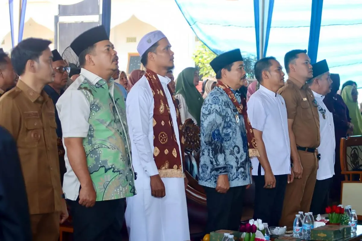 Wabup Kabupaten Muba, Abdur Rohman Husen, menghadiri agenda Haflah Akhirussanah dan Wisuda Tahfizh ke-2 Ponpes Darul Qur'an Al Madani. Prosesi kelulusan para santri ini, berpusat di kompleks pesantren yang terletak di Desa Pangkalan Jaya, Kecamatan Babat Toman, pada hari Selasa, tanggal 2 Juni 2026. (MUSINEWS.ID/TRI)
