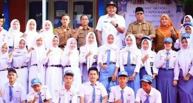Wakil Wali Kota Prabumulih Franky Nasril, S.Kom., M.M., menghadiri sekaligus menjadi pembina upacara pembukaan Masa Pengenalan Lingkungan Sekolah (MPLS) Ramah di SMK PGRI 1 Prabumulih.