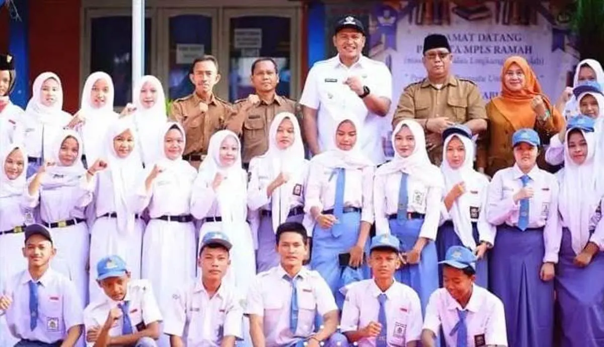 Wakil Wali Kota Prabumulih Franky Nasril, S.Kom., M.M., menghadiri sekaligus menjadi pembina upacara pembukaan Masa Pengenalan Lingkungan Sekolah (MPLS) Ramah di SMK PGRI 1 Prabumulih.