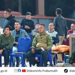 Suasana penuh semangat dan kebersamaan mewarnai kegiatan nonton bareng (nobar) semifinal Piala Dunia FIFA 2026 yang digelar Pemerintah Kota Prabumulih di Pendopo Rumah Dinas Wali Kota, Kamis (16/7/2026) dini hari.