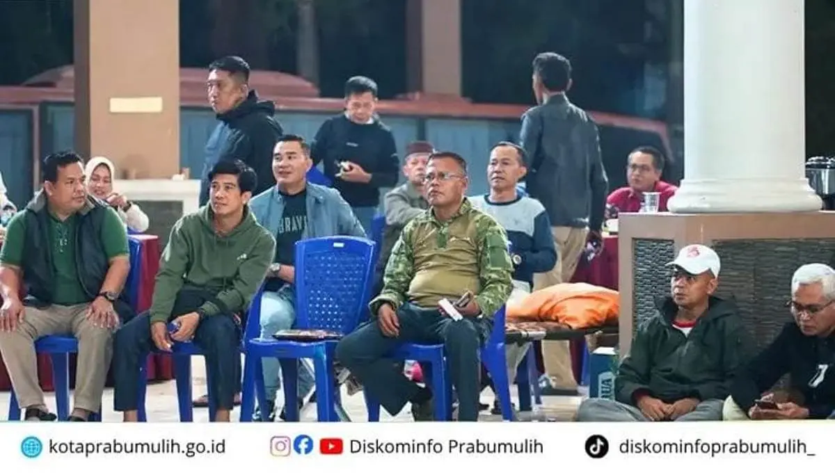 Suasana penuh semangat dan kebersamaan mewarnai kegiatan nonton bareng (nobar) semifinal Piala Dunia FIFA 2026 yang digelar Pemerintah Kota Prabumulih di Pendopo Rumah Dinas Wali Kota, Kamis (16/7/2026) dini hari.