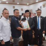 Panitia Khusus (Pansus) Perkebunan DPRD Provinsi Sumatera Selatan menyerahkan rekomendasi hasil pembahasan dan pengawasan tata kelola sektor perkebunan kepada Pemerintah Kabupaten Lahat, Rabu (15/7/2026).