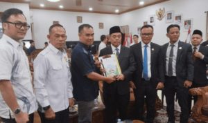 Panitia Khusus (Pansus) Perkebunan DPRD Provinsi Sumatera Selatan menyerahkan rekomendasi hasil pembahasan dan pengawasan tata kelola sektor perkebunan kepada Pemerintah Kabupaten Lahat, Rabu (15/7/2026).