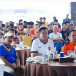Bupati Muba, Toha, Tohet, bersama Ratusan masyarakat dari berbagai kalangan, memadati lokasi untuk menyaksikan nonton bareng (nobar) perempat final Piala Dunia 2026 antara Argentina melawan Swiss. (MUSINEWS.ID/TRI)