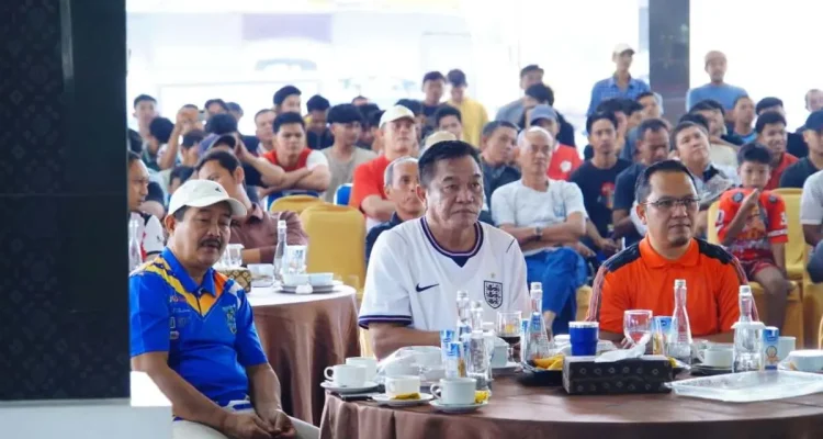 Bupati Muba, Toha, Tohet, bersama Ratusan masyarakat dari berbagai kalangan, memadati lokasi untuk menyaksikan nonton bareng (nobar) perempat final Piala Dunia 2026 antara Argentina melawan Swiss. (MUSINEWS.ID/TRI)