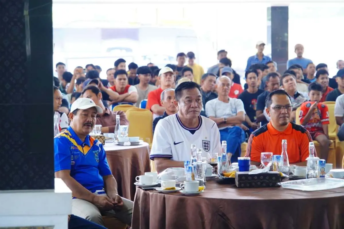 Bupati Muba, Toha, Tohet, bersama Ratusan masyarakat dari berbagai kalangan, memadati lokasi untuk menyaksikan nonton bareng (nobar) perempat final Piala Dunia 2026 antara Argentina melawan Swiss. (MUSINEWS.ID/TRI)