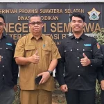 Dosen sekaligus Kepala Program Studi (Kaprodi) Teknik Komputer Universitas Bina Darma (UBD), Timur Dali Purwanto, M.Kom., memimpin pelatihan pemanfaatan Artificial Intelligence (AI) bagi tenaga pendidik di SMA Negeri 1 Sembawa. (MUSINEWS.ID/HAIRUDIN)