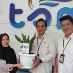 PT Tirta Sriwijaya Maju menyalurkan bantuan tanaman penghijauan serta paket sembako kepada masyarakat di kawasan Kecamatan Alang-Alang Lebar, pada hari Rabu, 1 Juli 2026. (MUSINEWS.ID/TRI)