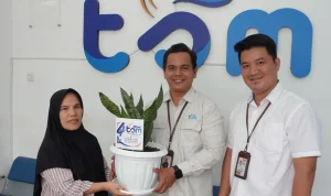 PT Tirta Sriwijaya Maju menyalurkan bantuan tanaman penghijauan serta paket sembako kepada masyarakat di kawasan Kecamatan Alang-Alang Lebar, pada hari Rabu, 1 Juli 2026. (MUSINEWS.ID/TRI) PT Tirta Sriwijaya Maju menyalurkan bantuan tanaman penghijauan serta paket sembako kepada masyarakat di kawasan Kecamatan Alang-Alang Lebar, pada hari Rabu, 1 Juli 2026. (MUSINEWS.ID/TRI)