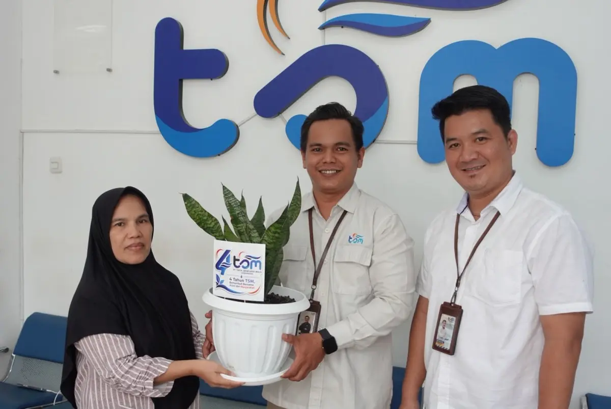 PT Tirta Sriwijaya Maju menyalurkan bantuan tanaman penghijauan serta paket sembako kepada masyarakat di kawasan Kecamatan Alang-Alang Lebar, pada hari Rabu, 1 Juli 2026. (MUSINEWS.ID/TRI)