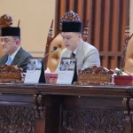 Sekda Sumsel Edward Candra menyampaikan jawaban Pemprov Sumsel terkait APBD 2025 dalam rapat paripurna DPRD.