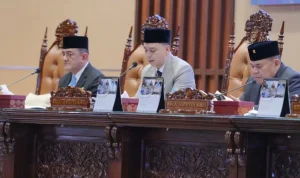 Sekda Sumsel Edward Candra menyampaikan jawaban Pemprov Sumsel terkait APBD 2025 dalam rapat paripurna DPRD.