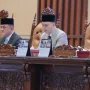 Sekda Sumsel Edward Candra menyampaikan jawaban Pemprov Sumsel terkait APBD 2025 dalam rapat paripurna DPRD.