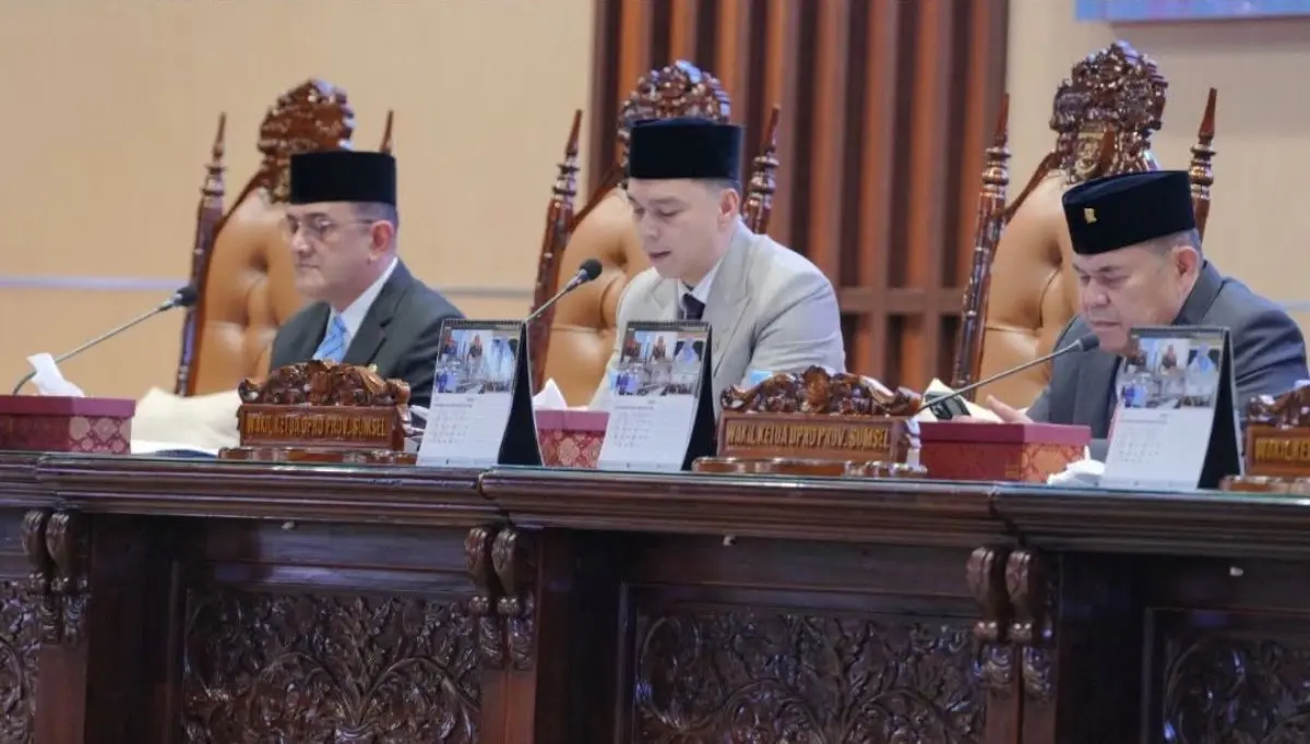 Sekda Sumsel Edward Candra menyampaikan jawaban Pemprov Sumsel terkait APBD 2025 dalam rapat paripurna DPRD.
