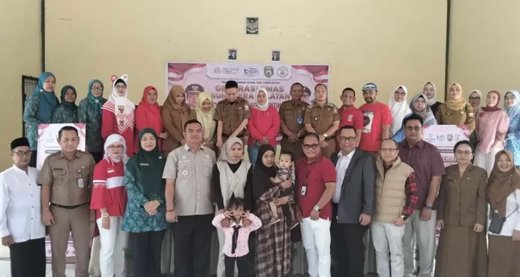 Aula Kantor Kecamatan Alang-Alang Lebar, Kota Palembang, menjadi saksi bisu atas langkah nyata PT Tirta Sriwijaya Maju (PT TSM) dalam menyalurkan bantuan penanganan serta pencegahan stunting bagi 30 keluarga penerima manfaat.