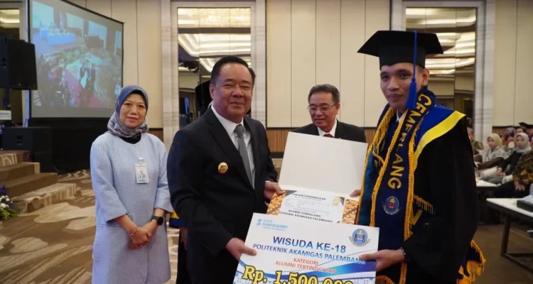 Wakil Gubernur Sumsel, Cik Ujang, saat menghadiri Wisuda ke-18 Politeknik Akamigas Palembang Tahun 2026. (MUSINEWS.ID/HAIRUDIN)