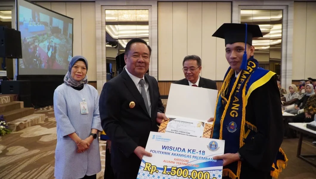 Wakil Gubernur Sumsel, Cik Ujang, saat menghadiri Wisuda ke-18 Politeknik Akamigas Palembang Tahun 2026. (MUSINEWS.ID/HAIRUDIN)