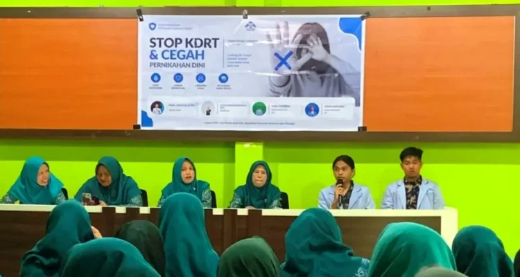 Mahasiswa Kuliah Kerja Nyata (KKN) Kelompok 53 Universitas Islam Negeri (UIN) Raden Fatah Palembang melaksanakan kegiatan penyuluhan strategis di tengah masyarakat. (MUSINEWS.ID/HAIRUDIN)