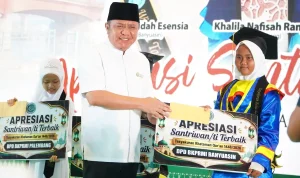 Gubernur Sumatra Selatan (Sumsel), Herman Deru, menghadiri kegiatan Tasyakuran Akbar Santri Bebas Buta Huruf Alquran, sekaligus Wisuda Akbar Santri Taman Kanak-Kanak/Taman Pendidikan Al-Qur’an BKPRMI. (MUSINEWS.ID/HAIRUDIN)