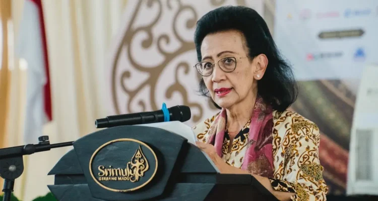 GKR Hemas saat memberikan pidato kunci pada peringatan Lustrum XIII SMP Negeri 1 Piyungan sekaligus Pembukaan Munas I Ikatan Alumni Pisayota di Bantul, Daerah Istimewa Yogyakarta. (MUSINEWS.ID/HAIRUDIN)