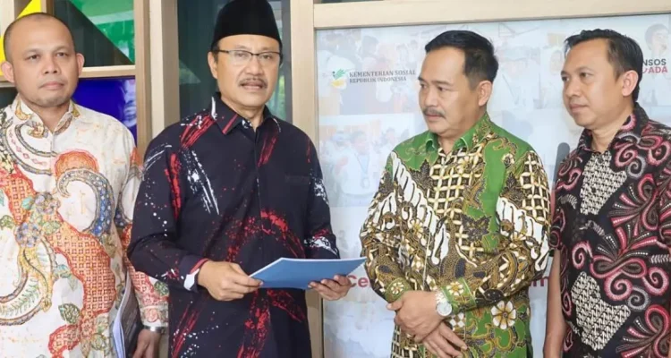 Wakil Bupati (Wabup) Kabupaten Musi Banyuasin (Muba), Abdur Rohman Husen, melakukan audiensi dengan Menteri Sosial (Mensos) Republik Indonesia (RI), Saifullah Yusuf, di Kantor Kementerian Sosial (Kemensos) RI, Jakarta. (MUSINEWS.ID/HAIRUDIN)