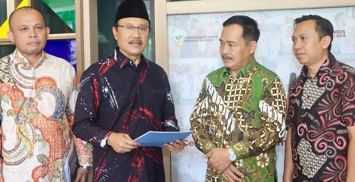 Wakil Bupati (Wabup) Kabupaten Musi Banyuasin (Muba), Abdur Rohman Husen, melakukan audiensi dengan Menteri Sosial (Mensos) Republik Indonesia (RI), Saifullah Yusuf, di Kantor Kementerian Sosial (Kemensos) RI, Jakarta. (MUSINEWS.ID/HAIRUDIN)