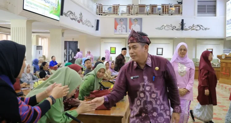Asisten II Bidang Perekonomian dan Pembangunan Sekretariat Daerah (Setda) Kota Palembang, Isnaini Madani, membuka secara resmi Sosialisasi Peraturan Menteri Lingkungan Hidup Nomor 5 Tahun 2025 tentang Penyelenggaraan Program Adiwiyata. (MUSINEWS.ID/HAIRUDIN)