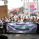 Pemerintah Kota (Pemkot) Palembang secara resmi melepas keberangkatan 60 peserta didik Sekolah Rakyat Menengah Atas (SRMA) 7 Palembang menuju Sekolah Rakyat Terintegrasi 01 Kabupaten Ogan Komering Ilir. (MUSINEWS.ID/HAIRUDIN)