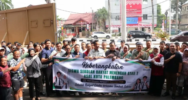 Pemerintah Kota (Pemkot) Palembang secara resmi melepas keberangkatan 60 peserta didik Sekolah Rakyat Menengah Atas (SRMA) 7 Palembang menuju Sekolah Rakyat Terintegrasi 01 Kabupaten Ogan Komering Ilir. (MUSINEWS.ID/HAIRUDIN)