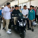 Wakil Presiden Republik Indonesia, Gibran Rakabuming Raka saat meninjau fasilitas PT Tangkas Motor Listrik Assembly Factory di Kabupaten Tangerang, Banten. (foto : Biro PMI Setwapres)