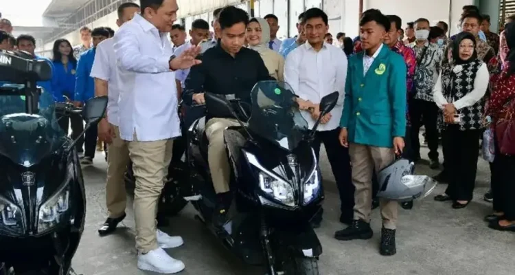 Wakil Presiden Republik Indonesia, Gibran Rakabuming Raka saat meninjau fasilitas PT Tangkas Motor Listrik Assembly Factory di Kabupaten Tangerang, Banten. (foto : Biro PMI Setwapres)