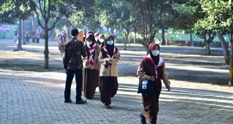 Kementerian Pendidikan Dasar dan Menengah (Kemendikdasmen) Republik Indonesia mengimbau seluruh warga sekolah untuk mengutamakan keselamatan dan kesehatan dalam menghadapi dampak erupsi Gunung Anak Krakatau.. (FOTO: MUSINEWS.ID/KEMENDIKDASMEN.GO.ID)