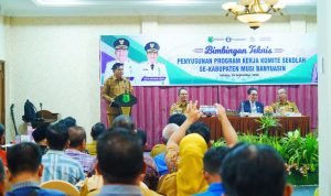 Bupati Kabupaten Musi Banyuasin (Muba), Toha Tohet, secara resmi membuka kegiatan Bimbingan Teknis (Bimtek) Penyusunan Program Kerja Komite Sekolah se Kabupaten Muba yang diselenggarakan di Hotel Grand Ranggonang Sekayu, Selasa, 29 September 2026. (MUSINEWS.ID/TRI)
