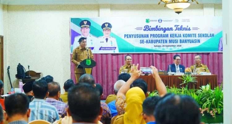 Bupati Kabupaten Musi Banyuasin (Muba), Toha Tohet, secara resmi membuka kegiatan Bimbingan Teknis (Bimtek) Penyusunan Program Kerja Komite Sekolah se Kabupaten Muba yang diselenggarakan di Hotel Grand Ranggonang Sekayu, Selasa, 29 September 2026. (MUSINEWS.ID/TRI)