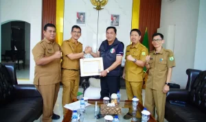 Piagam penghargaan tersebut diserahkan langsung oleh Kepala Badan Kepegawaian dan Pengembangan Sumber Daya Manusia Kabupaten Muba, Pathi Riduan, kepada Bupati Kabupaten Muba, Toha Tohet, di Rumah Dinas Bupati Muba, pada hari Senin, tanggal 31 Agustus 2026. (MUSINEWS.ID/HAIRUDIN)