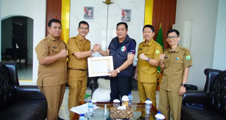 Piagam penghargaan tersebut diserahkan langsung oleh Kepala Badan Kepegawaian dan Pengembangan Sumber Daya Manusia Kabupaten Muba, Pathi Riduan, kepada Bupati Kabupaten Muba, Toha Tohet, di Rumah Dinas Bupati Muba, pada hari Senin, tanggal 31 Agustus 2026. (MUSINEWS.ID/HAIRUDIN)