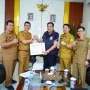 Piagam penghargaan tersebut diserahkan langsung oleh Kepala Badan Kepegawaian dan Pengembangan Sumber Daya Manusia Kabupaten Muba, Pathi Riduan, kepada Bupati Kabupaten Muba, Toha Tohet, di Rumah Dinas Bupati Muba, pada hari Senin, tanggal 31 Agustus 2026. (MUSINEWS.ID/HAIRUDIN)