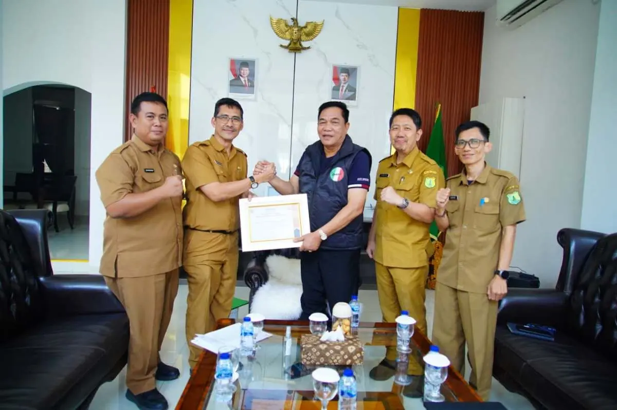 Piagam penghargaan tersebut diserahkan langsung oleh Kepala Badan Kepegawaian dan Pengembangan Sumber Daya Manusia Kabupaten Muba, Pathi Riduan, kepada Bupati Kabupaten Muba, Toha Tohet, di Rumah Dinas Bupati Muba, pada hari Senin, tanggal 31 Agustus 2026. (MUSINEWS.ID/HAIRUDIN)