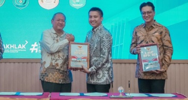 Bupati Panca Wijaya Akbar SH., M.Si M.I.Kom didampingi Sekda Ogan Ilir Dicky Syailendra S.Sos Asisten Sekda, dan Kepala Perangkat Daerah Terkait Penyerahan Laporan Hasil Pemeriksaan atas Laporan Keuangan Pemerintah Kabupaten Ogan Ilir Tahun 2025 (09/06/2026) Bertempat di Kantor BPK Perwakilan Provinsi SumSel, Palembang, Sumatera Selatan.