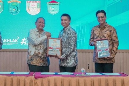 Bupati Panca Wijaya Akbar SH., M.Si M.I.Kom didampingi Sekda Ogan Ilir Dicky Syailendra S.Sos Asisten Sekda, dan Kepala Perangkat Daerah Terkait Penyerahan Laporan Hasil Pemeriksaan atas Laporan Keuangan Pemerintah Kabupaten Ogan Ilir Tahun 2025 (09/06/2026) Bertempat di Kantor BPK Perwakilan Provinsi SumSel, Palembang, Sumatera Selatan.