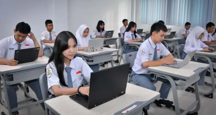 Kementerian Pendidikan Dasar dan Menengah (Kemendikdasmen) Republik Indonesia menggelar sosialisasi melalui Webinar Sapa Pendidikan, terkait pelaksanaan pendaftaran Tes Kemampuan Akademik (TKA) untuk jenjang SMA, MA, SMK, dan sederajat tahun 2026. (foto : kemendikdasmen.go.id)