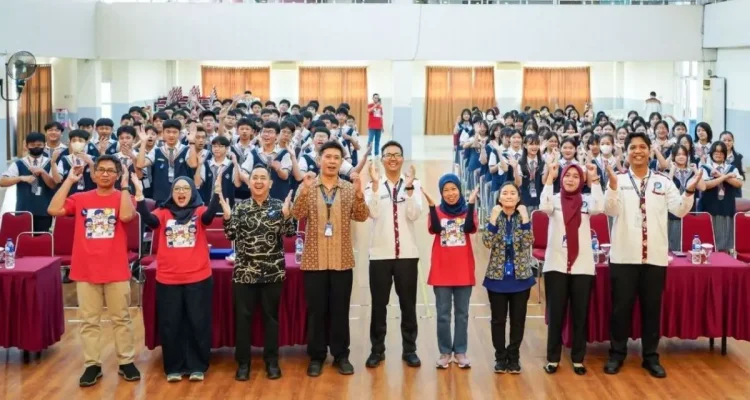 Kepala Kanwil DJP Sumsel dan Kep. Babel, Retno Sri Sulistyani, hadir secara langsung di SMP Maitreyawira Palembang untuk menyapa para siswa sekaligus memaparkan materi dasar mengenai Anggaran Pendapatan dan Belanja Negara. (MUSINEWS.ID/TRI)